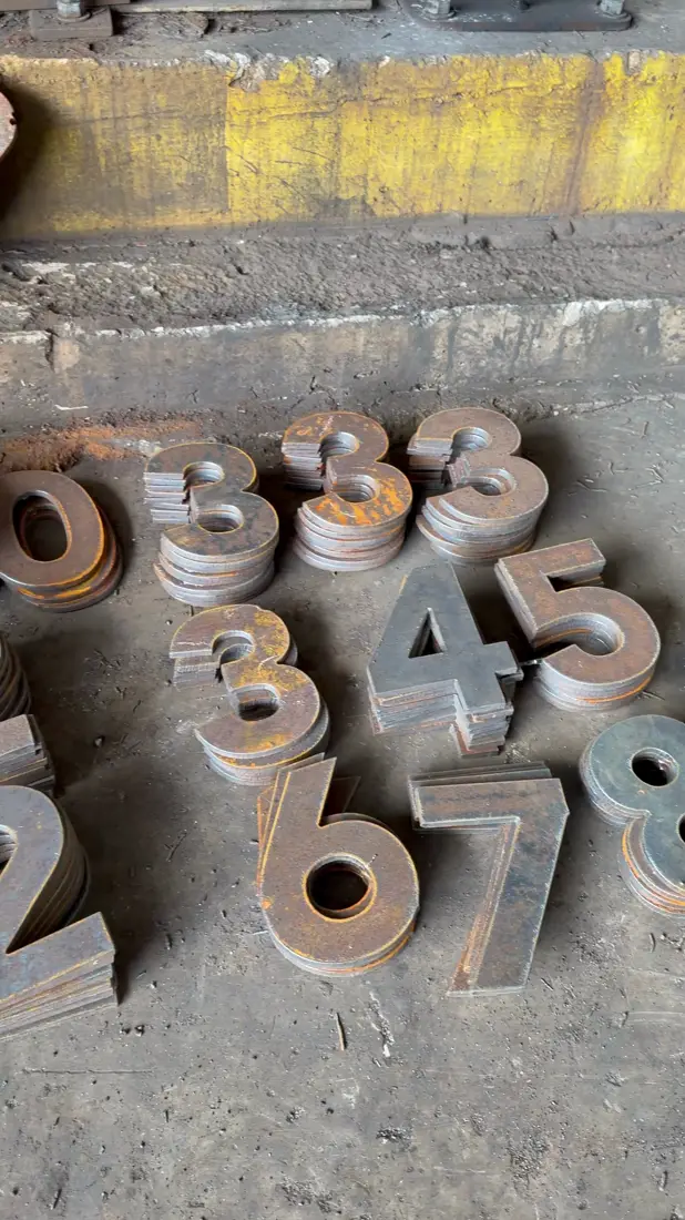 Letras y números cortados en placa